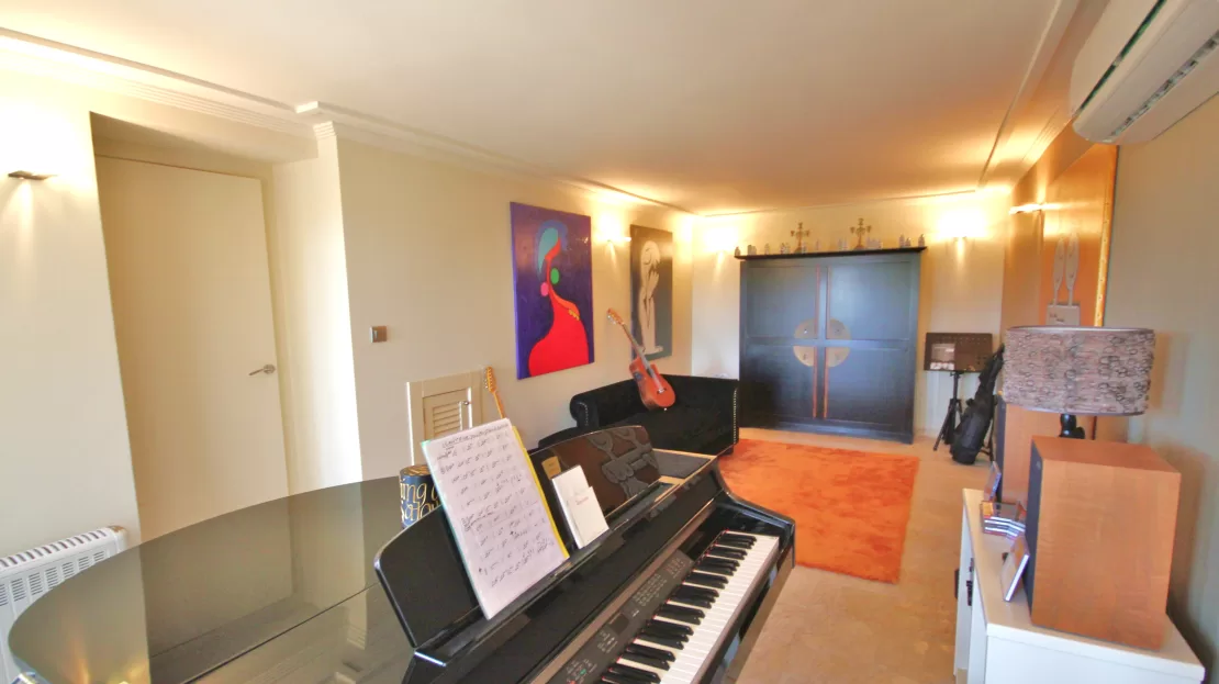 Villa-Qualitair Music-room