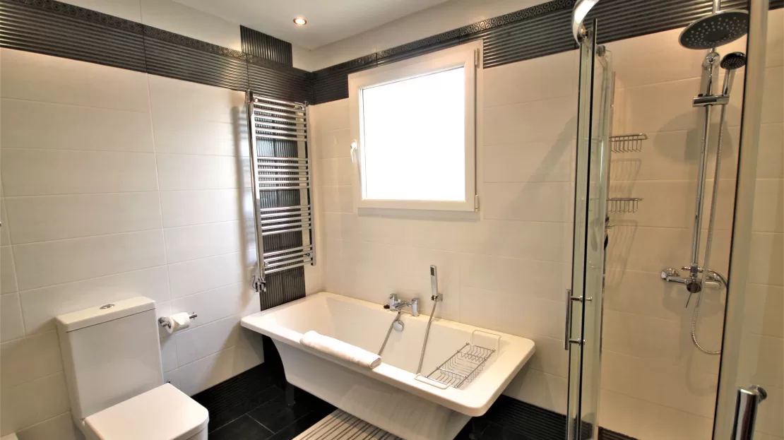 El Rancho 145 master en suite bath